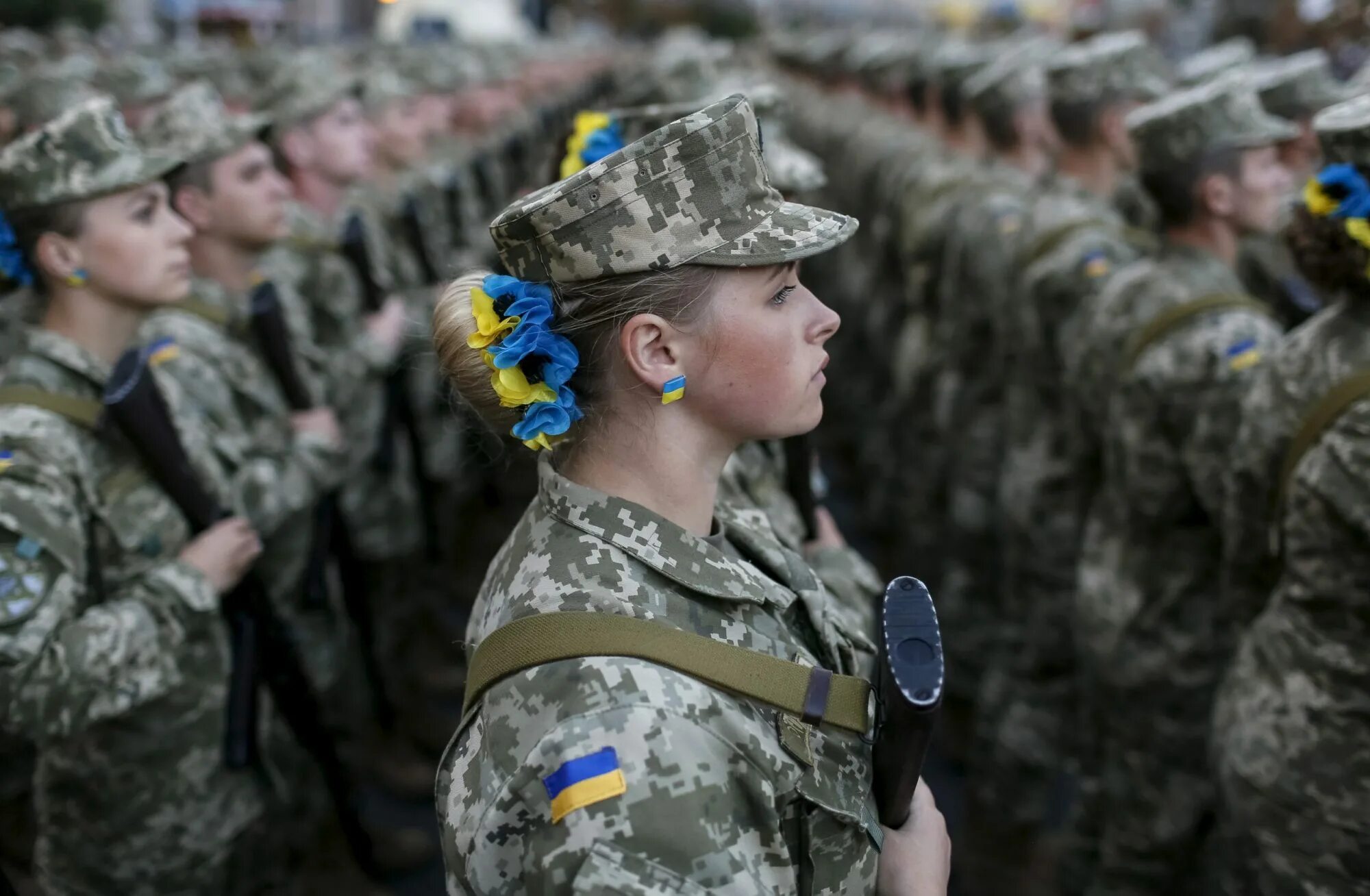 Женщины военные Украина. Женщины в украинской армии. Украинские женщины военные. Военнообязанные женщины.