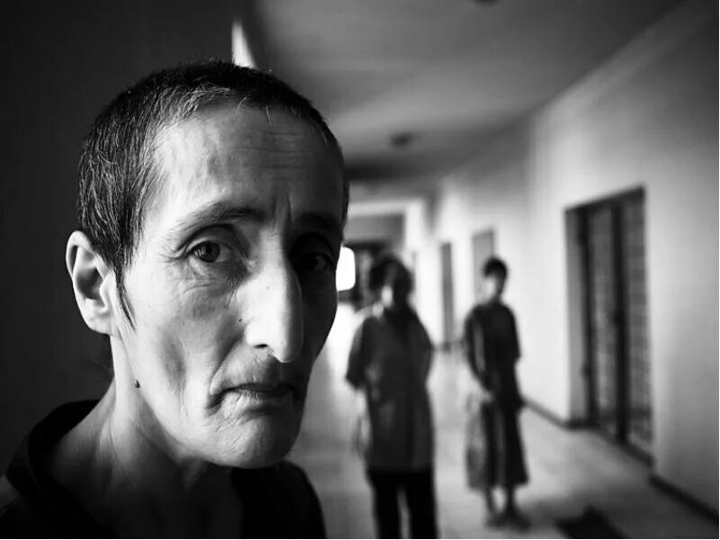 Психичекибольные люди. Фото из психиатрических больниц. Больные психическими расстройствами. Лицо душевнобольного человека. Пациенты психиатрической больницы.