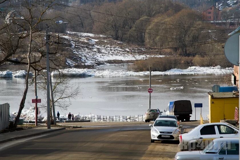 Гидропост горбатов на оке сегодня уровень воды. Гидропост Ока Калуга. Половодье в Калуге. В Калуге половодье 2013 года. Подъем воды в Оке Калуга.