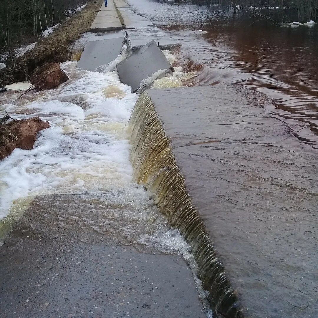 Обрушивается поток воды. Плотина Опарино. Размыв дороги. Перелив воды. Поток воды.