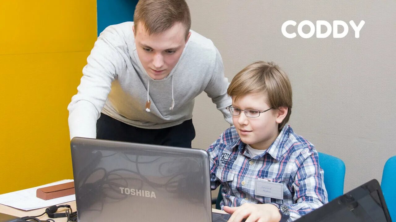 Кибершкола kiberone. Школа программирования для детей отзывы. Школа программирования для детей отзывы. Ребенок среди взрослых. Школа программирования для детей отзывы.