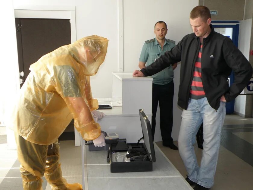 Радиационный таможенный контроль. Радиационный таможенный контроль. Делящиеся и радиоактивные материалы. Таможенный подвижной пост радиационного контроля топаз. Инструменты таможенного контроля.