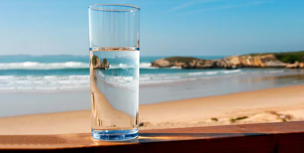 Вода стакан салфетка. Стакан воды. Прозрачная вода. Прозрачная вода в стакане. Стакан воды на природе.