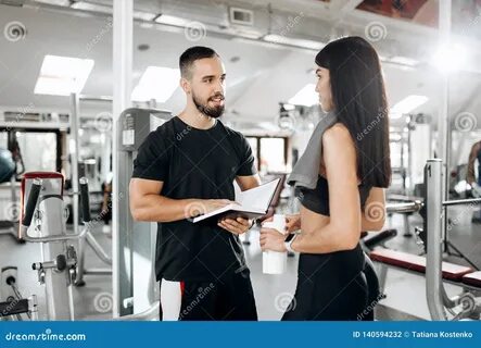 Жена в спортзале