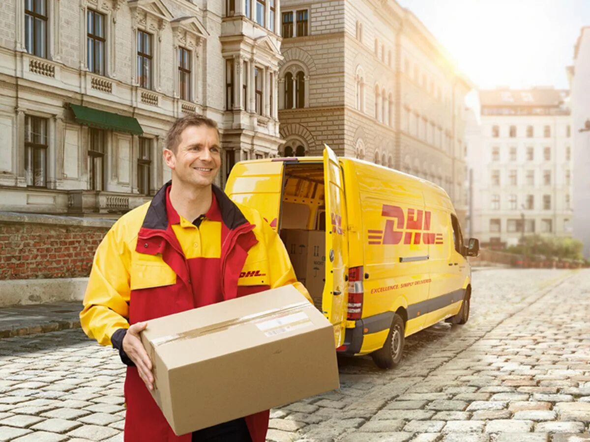 DHL. Машина курьера DHL Express. Доставка. DHL баннер. Курьерская доставка fox