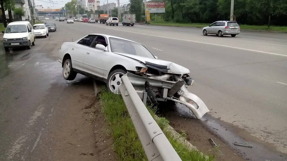 Разбил марка. Toyota Mark 2 столб.