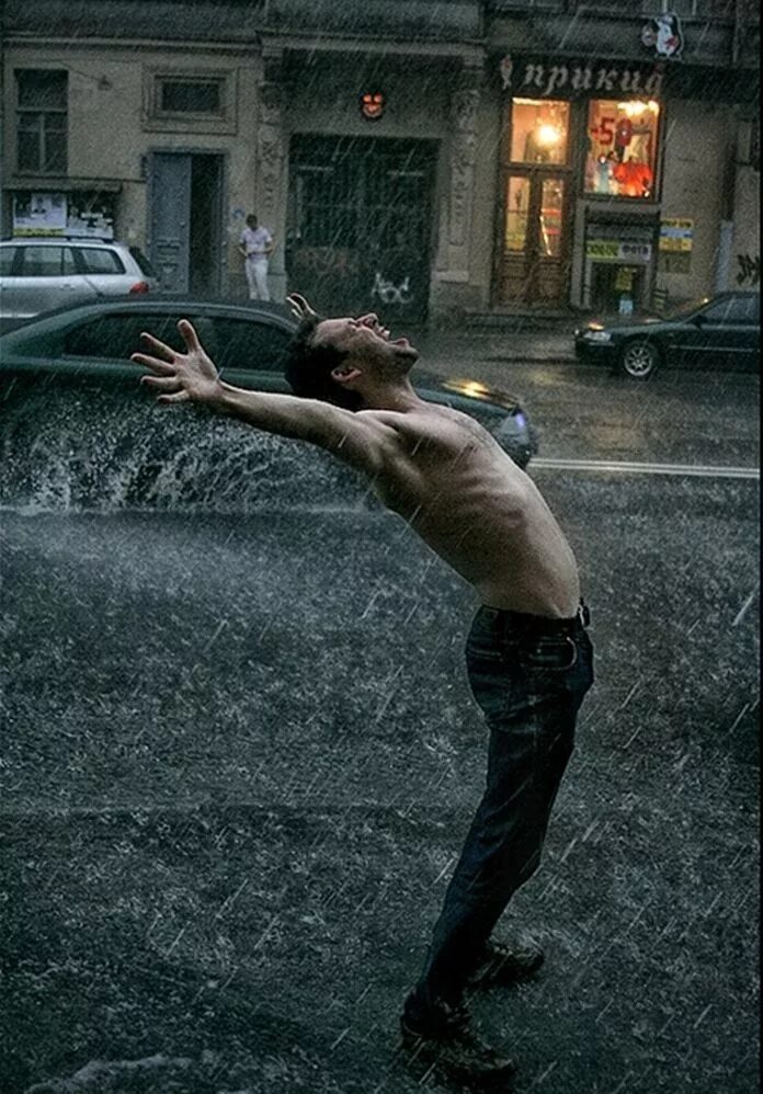 Человек под дождем. Парень под дождем. Человек под ливнем. Человек дождя.