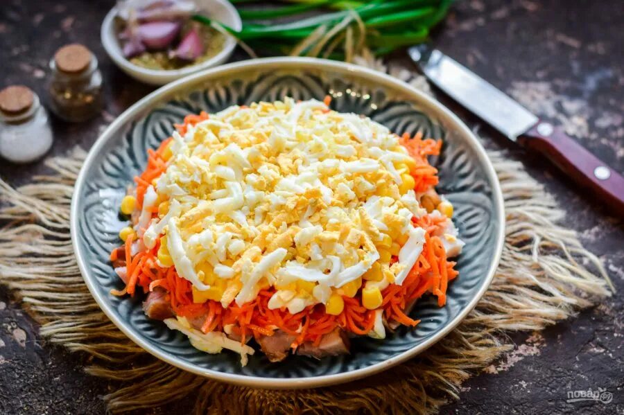 Салат парус с корейской морковкой и копченой. Салат парус с чипсами рецепт. Салат парус с корейской морковкой. Салат с чипсами и корейской морковкой. Салат парус с курицей.