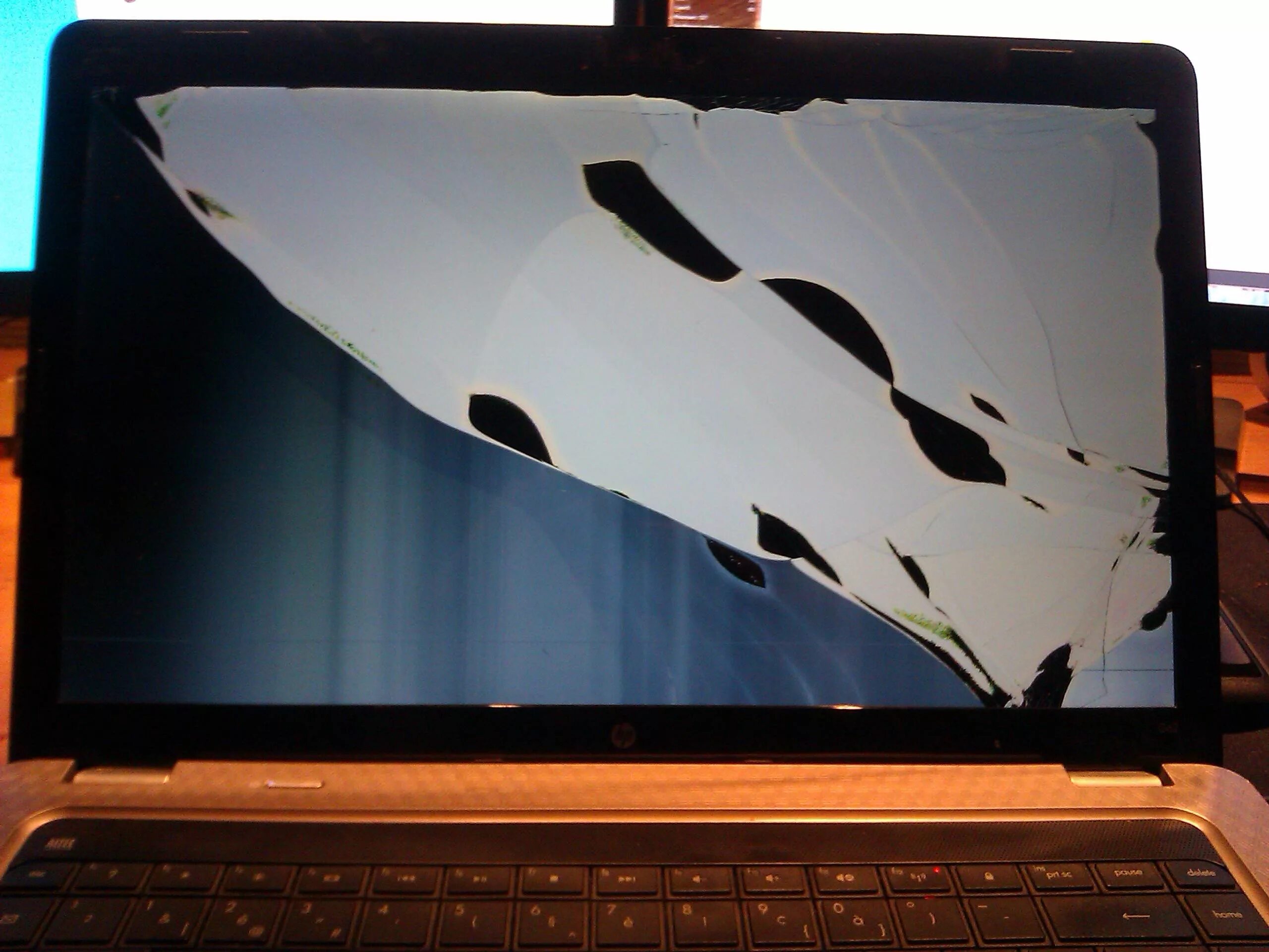 Разбил ноутбук. Разбитый ноутбук. Сломанный ноутбук. Разбитый экран ноутбука. Ноутбук с разбитым экраном.