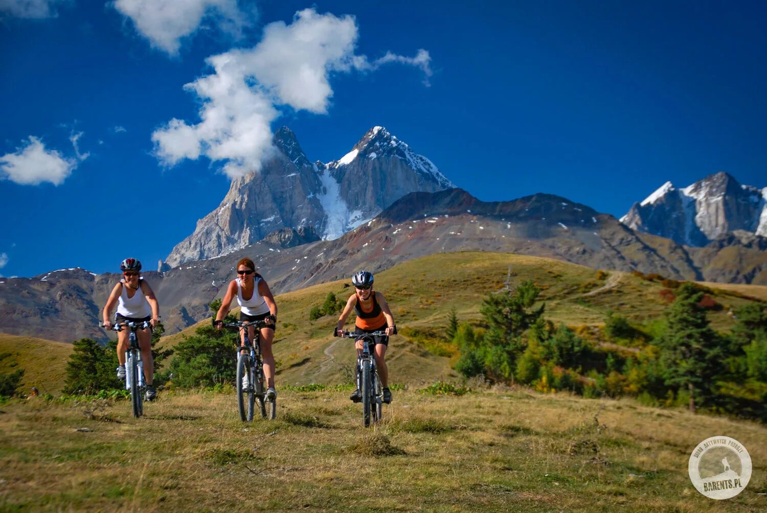 Приключенческий туризм в мире. Outdoor sports примеры. Велотуристы грузия. Велосипед турист. Велосипед на природе.