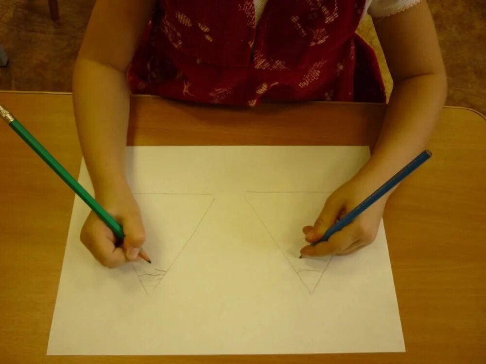 Человек пользующийся 2 руками. Рисование 2 руками. Рисование двумя руками для детей. Рисование двумя руками одновременно. Рисование зеркально для детей.