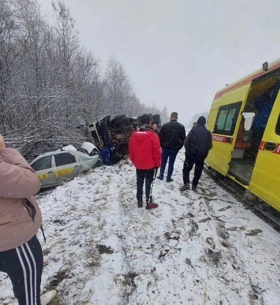 Авария в буе костромской области. Фото аварий автомобилей. Авария кострома сусанино буй. Авария на трассе буй кострома. Авария на трассе буй кострома.
