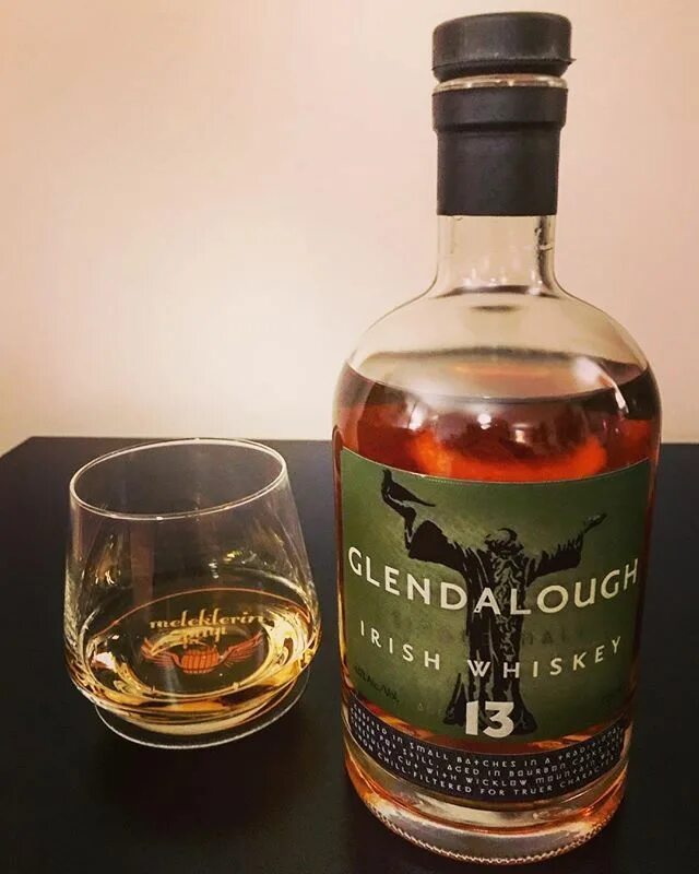 Irish single malt. Ирландский виски. Виски Ирландия. Ирландский виски с капелькой. Вискарь ирландский.