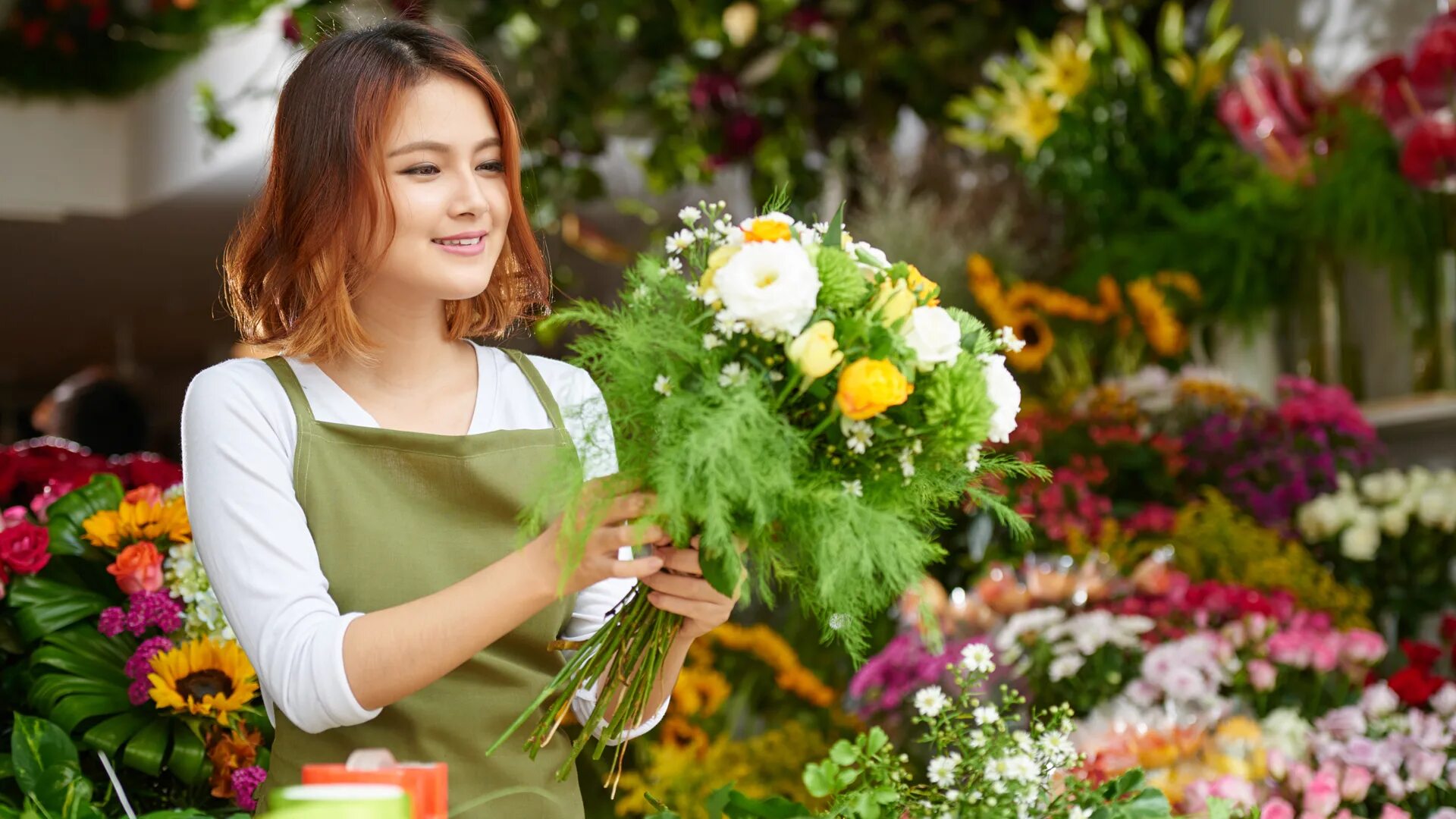 Профессия флорист. Девушка в цветочном магазине. Флорист. Флорист с цветами. Люди в цветочном магазине.