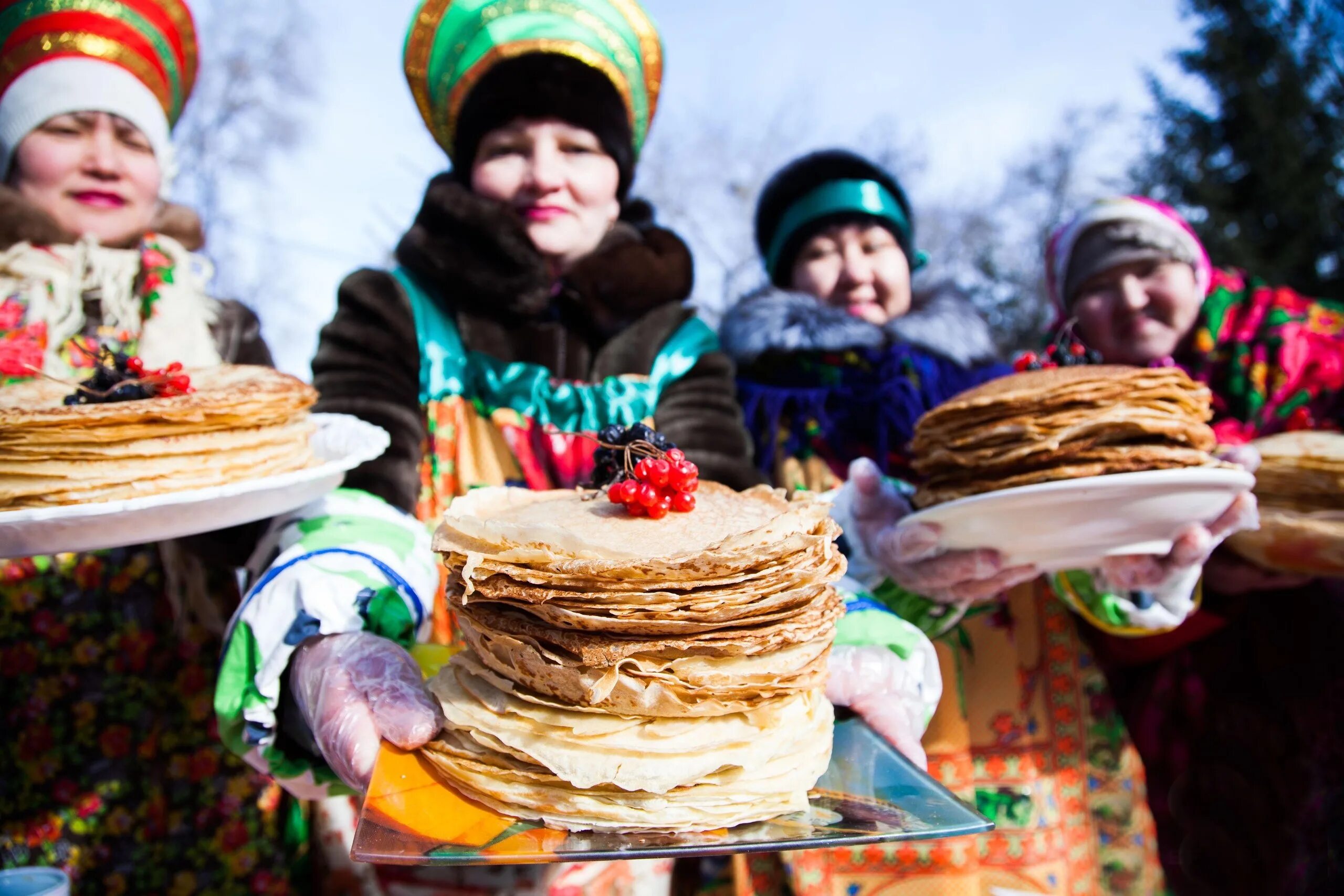 Масляна фото. Масленица традиции. Праздничные гуляния на Масленицу. Угощения на Масленицу. Масленица. Блины.