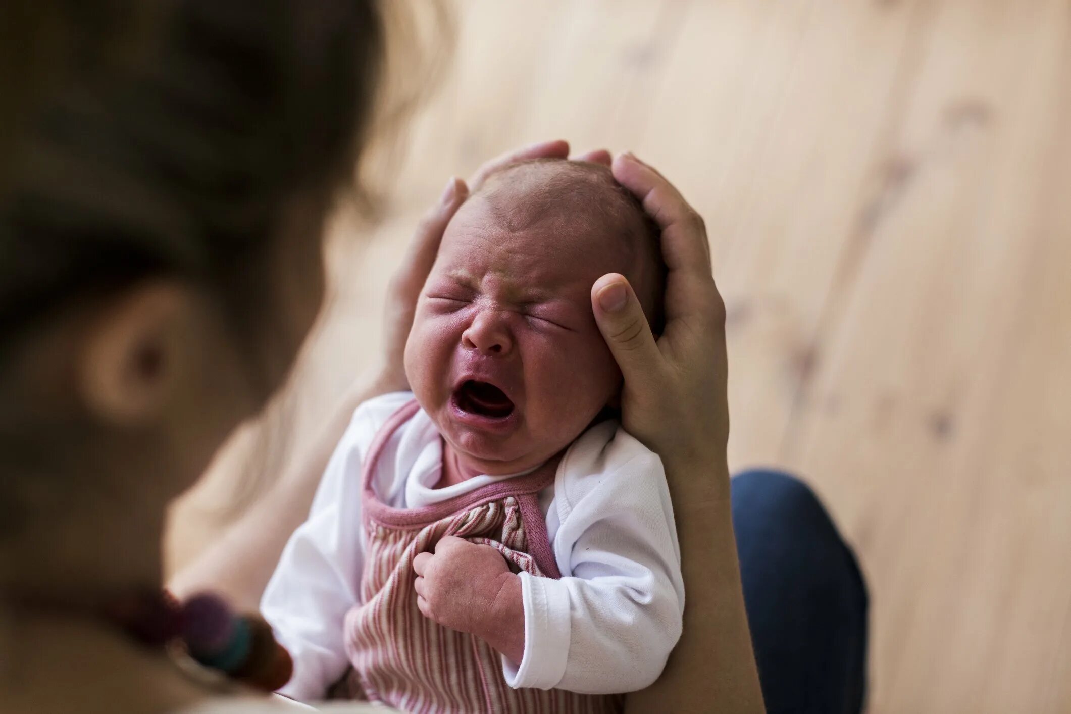 Новорожденный стресс. Плачущий младенец. Орущий младенец. Новорожденный ребенок плачет. Крик новорожденного.