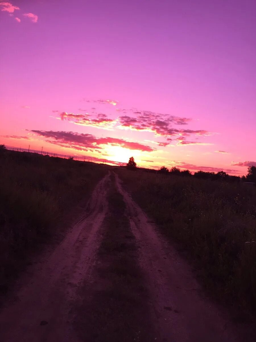 Малиновый рассвет. Розовое небо и дорога. Малиновый закат. Малиновая ночь.