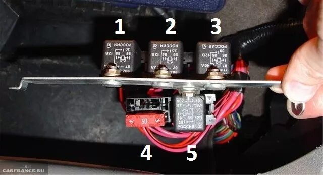 Бензонасос калина предохранитель где. Реле вентилятора Калина 1. Реле включения вентилятора Калина 16 клапанов. Реле вентилятора Калина. Реле вентилятора Калина 1118.