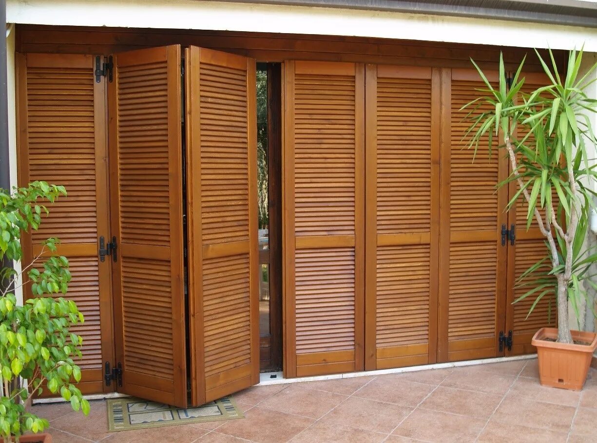 Рольставни для дверного проема 1300-2000. Жалюзи на балкон. Дверь ставня. Дверь ставня. Жалюзийные двери гармошки 700х2000.