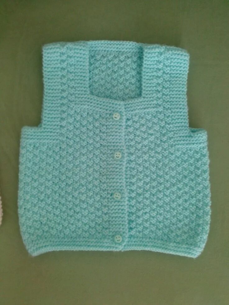 Жилет для новорожденных спицами. Вязаные жилетки для малышей спицами. Жилетки для новорожденных спицами. Безрукавка спицами для новорожденных. Детские вязаные жилетки.
