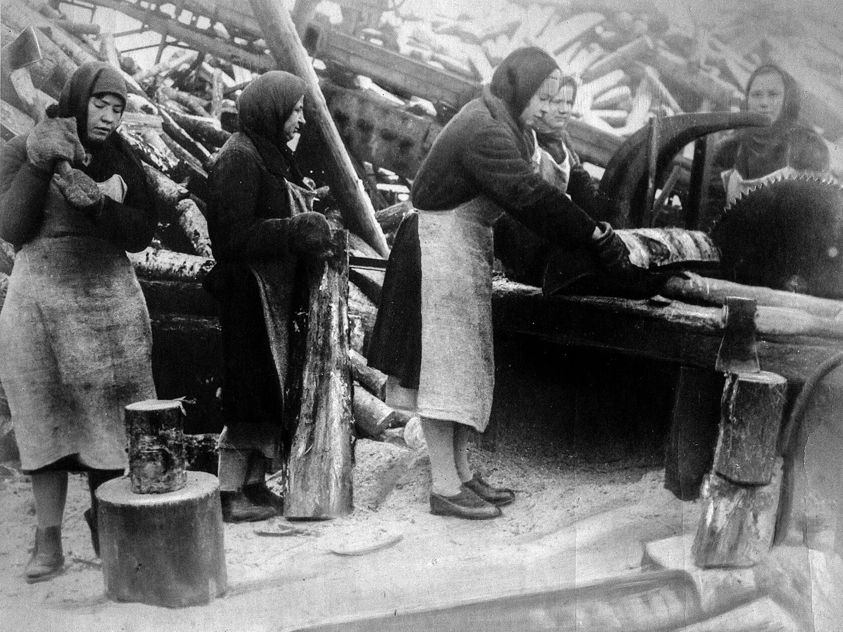 Фотография труженика. Женщины труженики тыла в годы Великой Отечественной войны. Тыл в годы войны 1941-1945. Женщины - труженицы тыла в годы ВОВ.