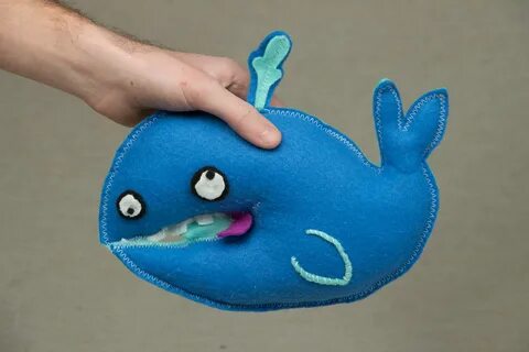 Игрушка кит