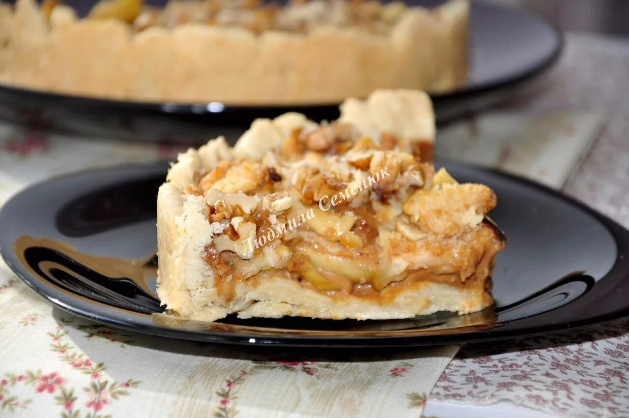 Песочный пирог с орехами и сгущенкой. Песочный пирог со сгущенкой. Песочный пирог со сгущенкой. Пирог со сгущенкой и курагой. Пирог со сгущенкой к чаю.