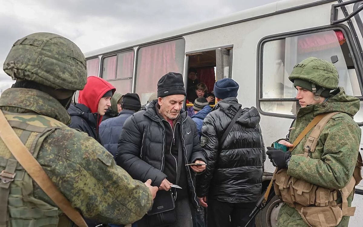 Украинские военные. Российские военные эвакуируют украинцев. Вс России. Гуманитарные коридоры на Украине. Ситуация на украинцев