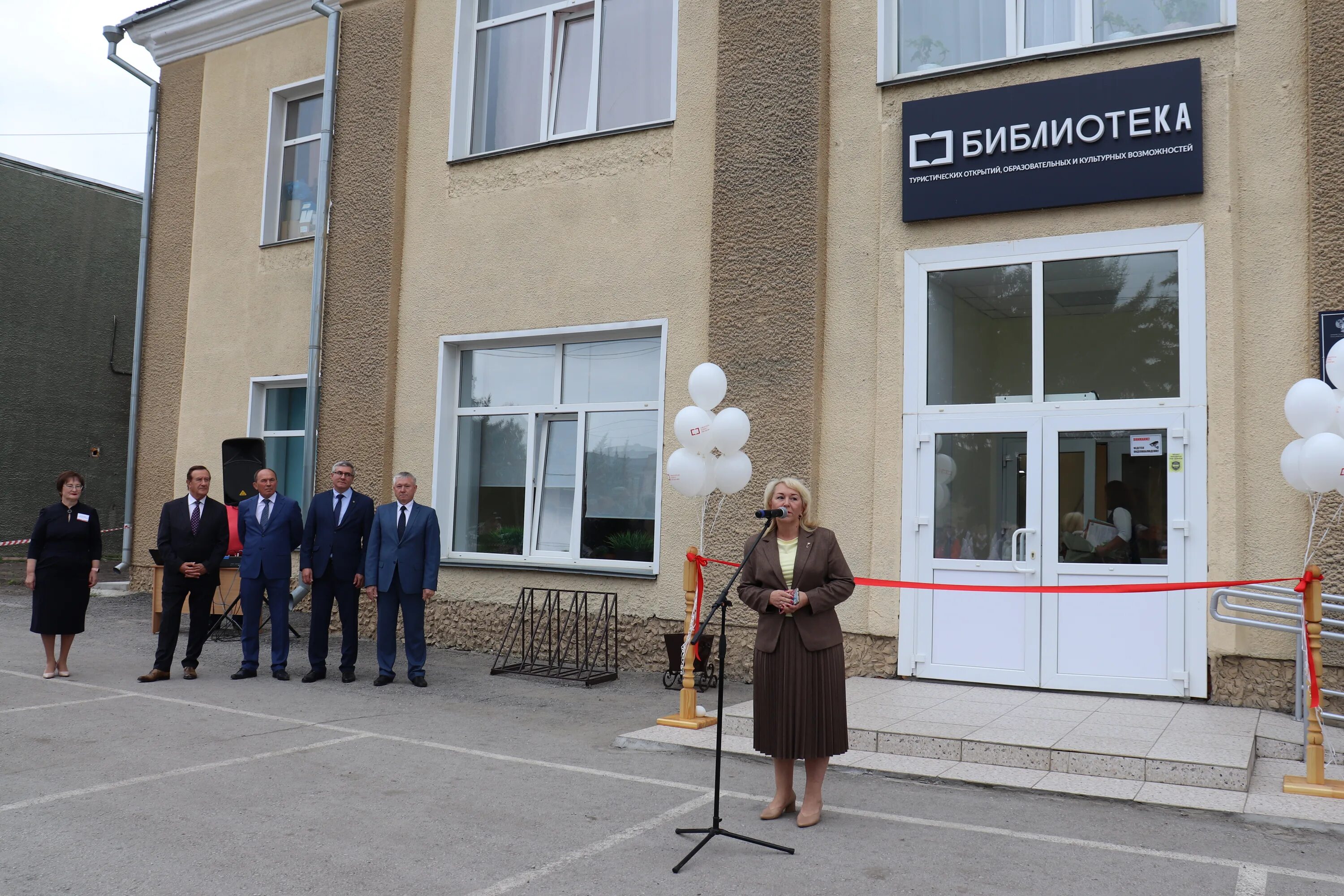 Банк в маслянино. Школа номер 4 маслянино. Коммунистическая 15 маслянино. Маслянино дом культуры. Мемориал маслянино.