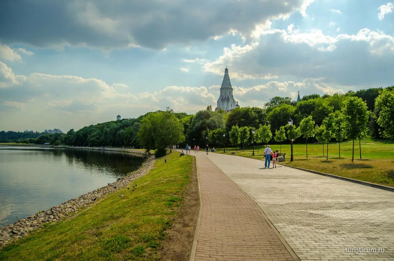 Звон в коломенском. Парк заповедник Коломенское. Коломенский парк в Москве. Набережная парка Коломенское. Музей Коломенский парк в Москве.