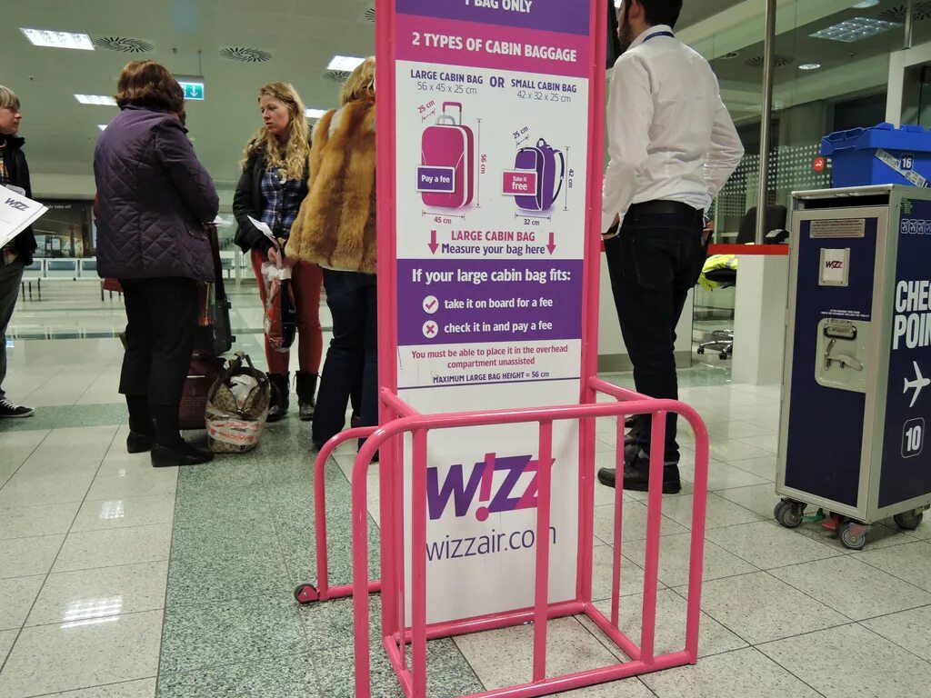 Wizz Air ручная кладь. Размер ручной клади Wizzair. Габариты ручной клади Wizzair. Ручная кладь визэйр. Смарт авиа ручная кладь 2024