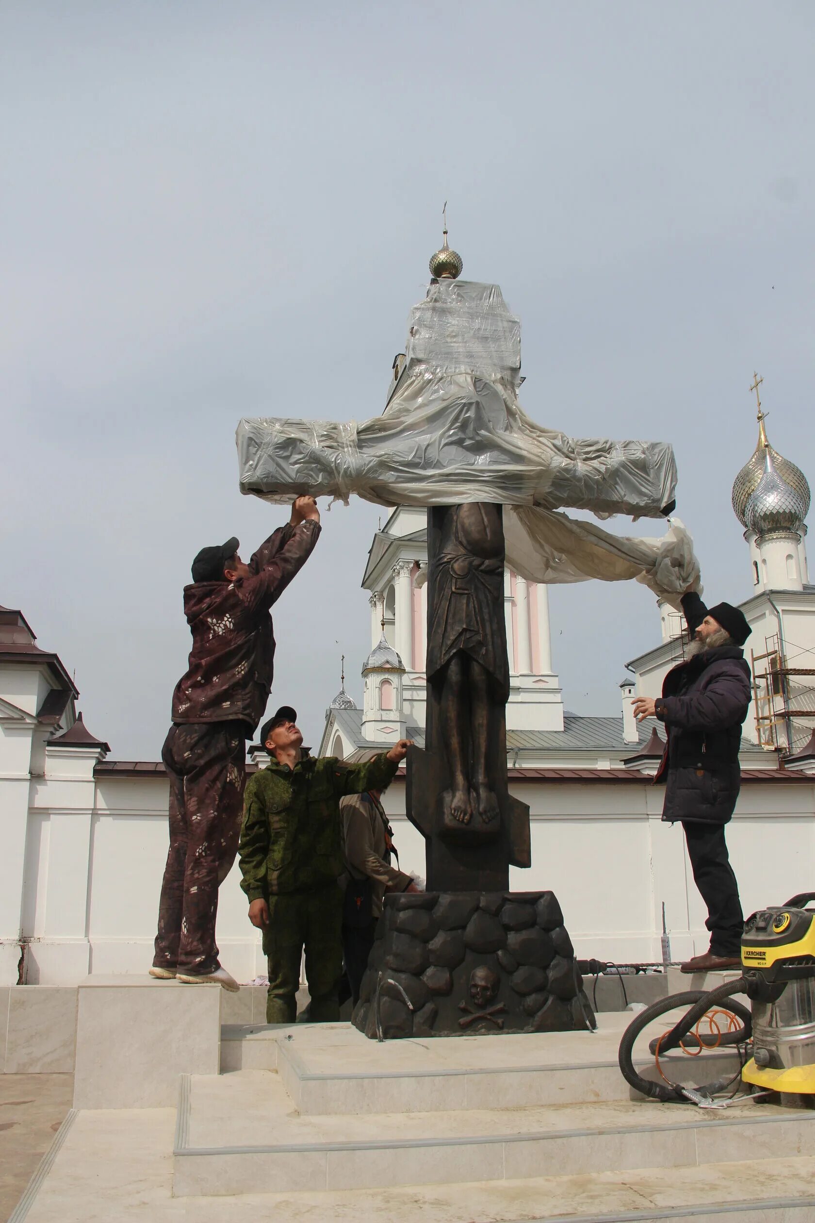 Православный родник. Поклонный крест. Поклонный крест с флагами. Годеново животворящий крест.