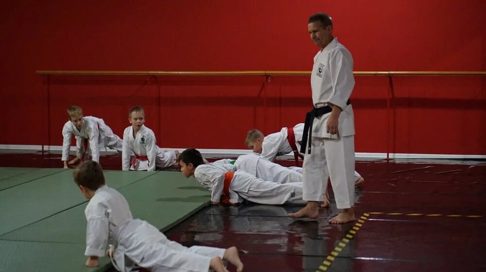 Киокушинкай каратэ курск. Каратэ в мысках. Карате села. Каратэ дети. Каратэ березники.