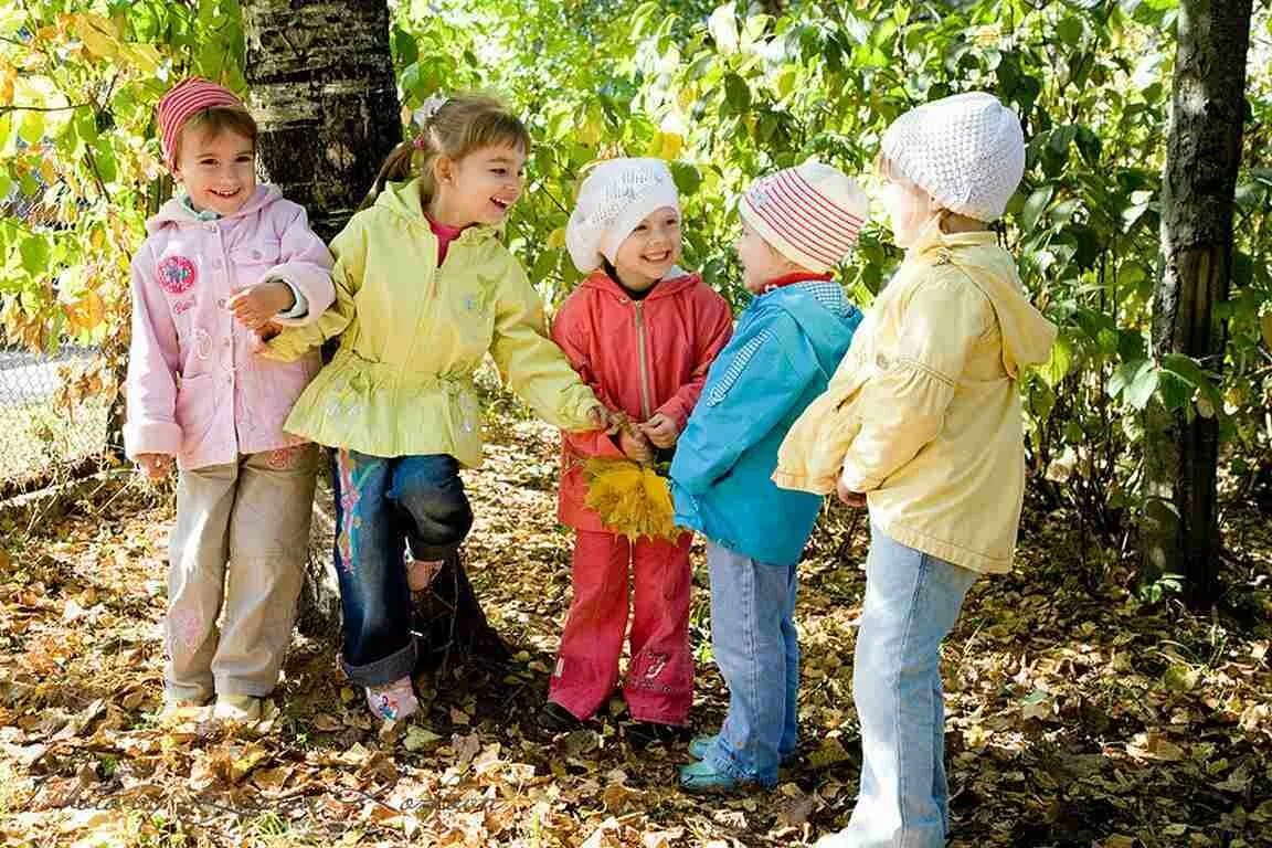 Дети на прогулке. Дети на прогулке в детском саду. Дети на свежем воздухе. Весенняя прогулка в детском саду