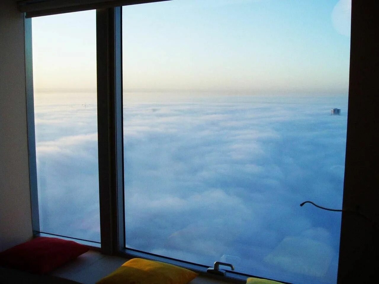Видом 21. Квартиры с видом на облака. Вид из окна квартиры над облаками. Квартира над облаками. Вид из окна небоскреба на облака.