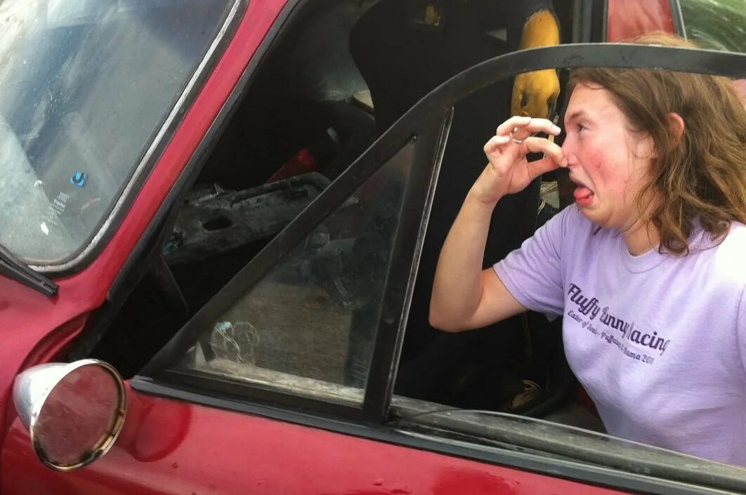 в салоне автомобиля пахнет горелым