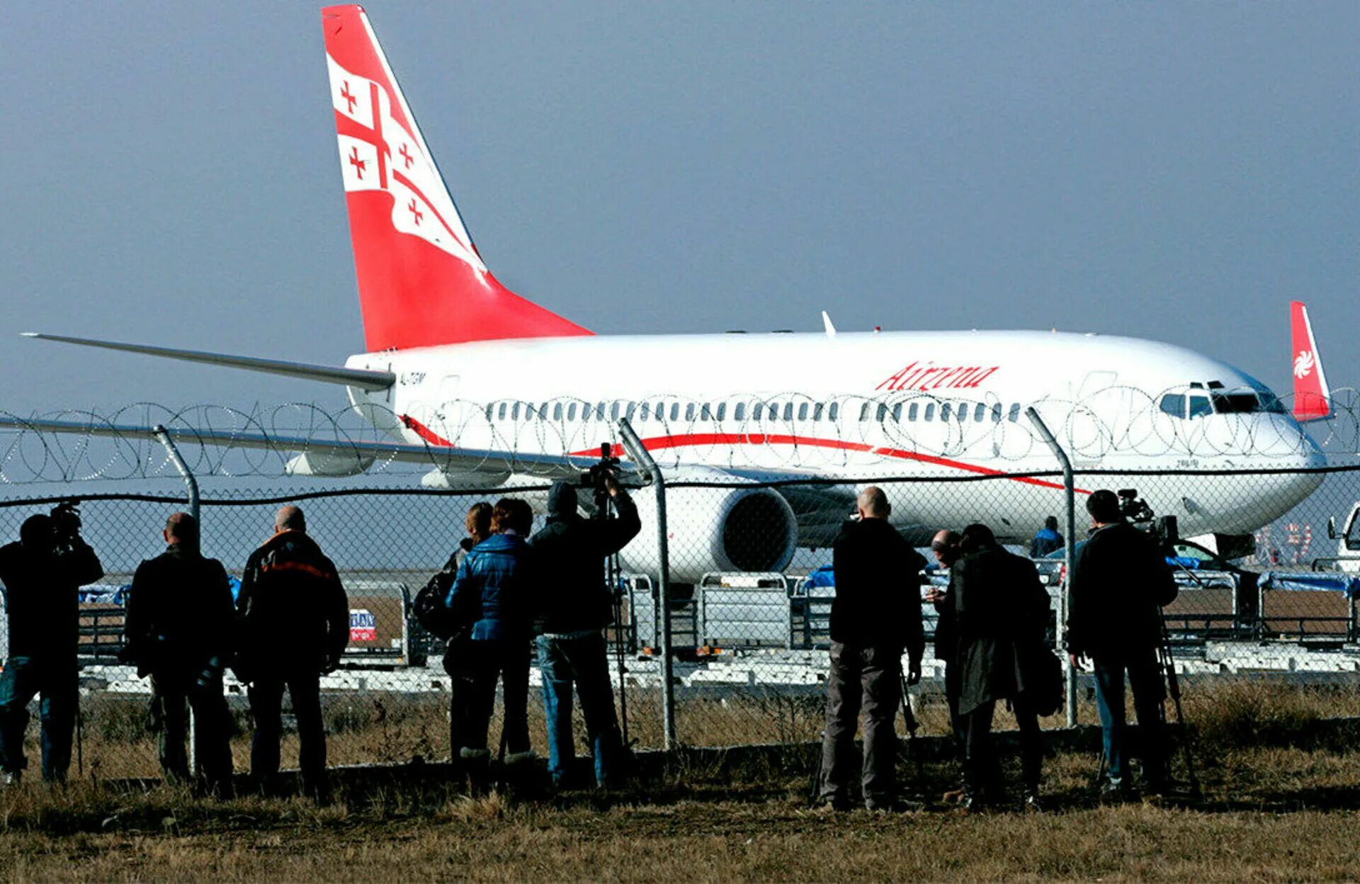 «buta airways» баку душанбе. Самолет приземляется в аэропорту. Georgian airways тбилиси. Тбилиси аэропорт прилет. Georgian airways.