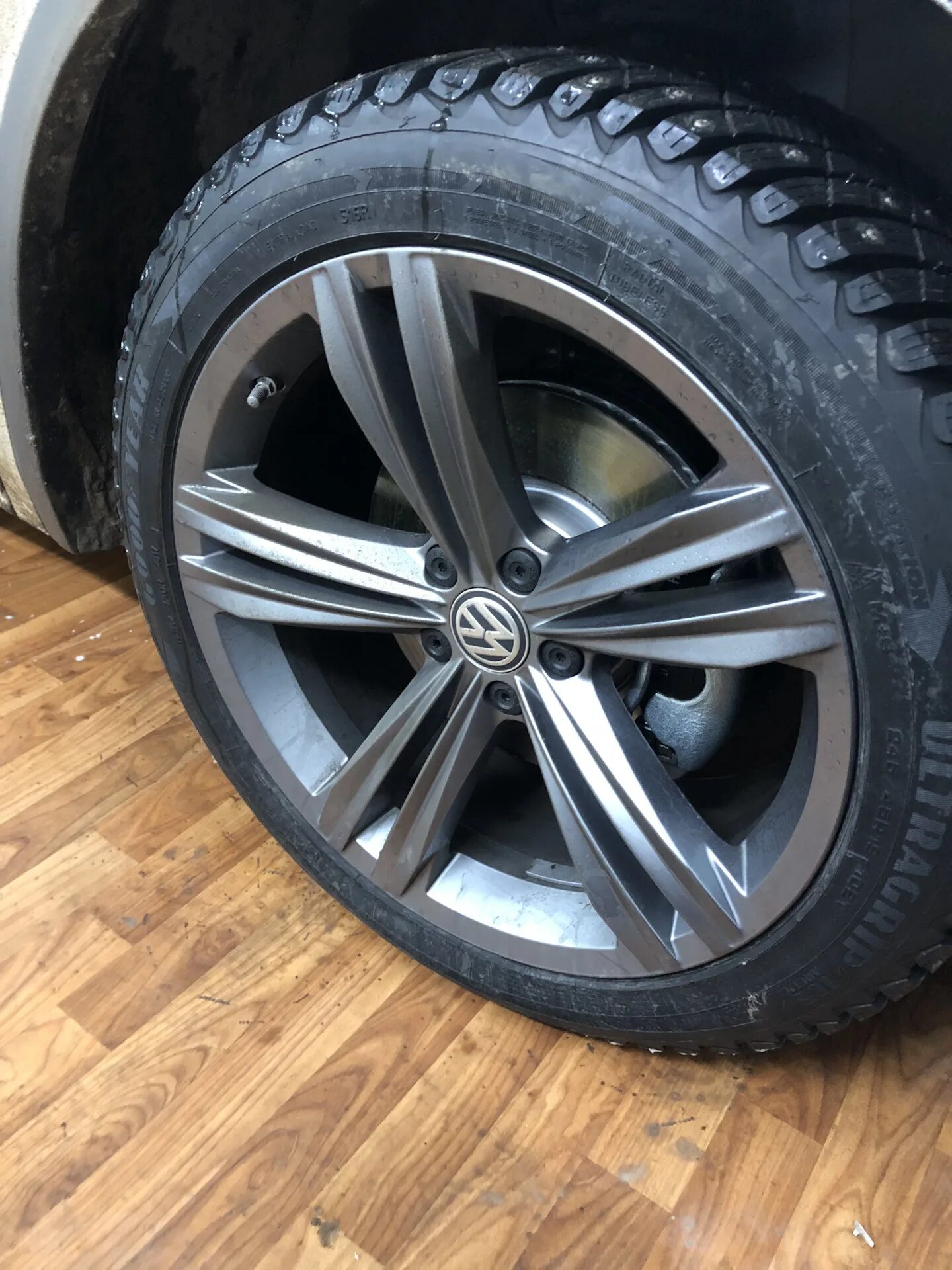 Купить шины 245 45 19. 245/45 R19. Tiguan 235/55 r19. 235/50 R19 Tiguan 2. Tiguan 255/45 r19.