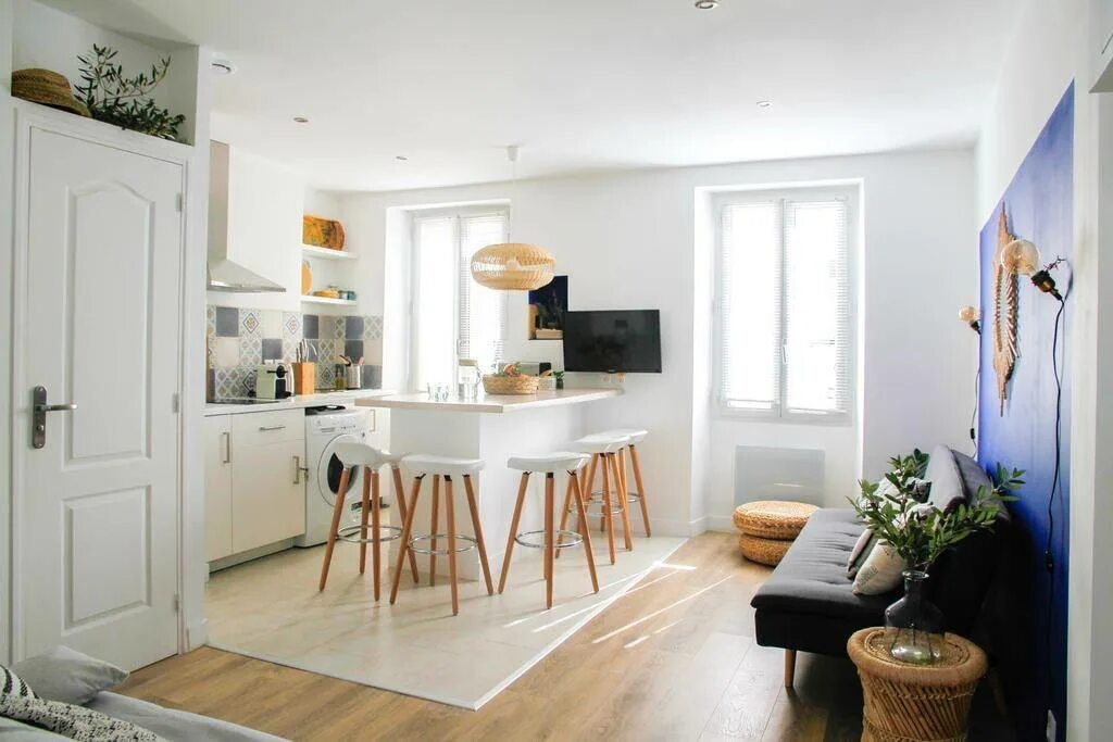 Серые стены на кухне. Ламинат на кухне. Кухня с полами сочетаются. Фисташковая кухня в интерьере. Интерьер кухни пол светло- серая плитка.