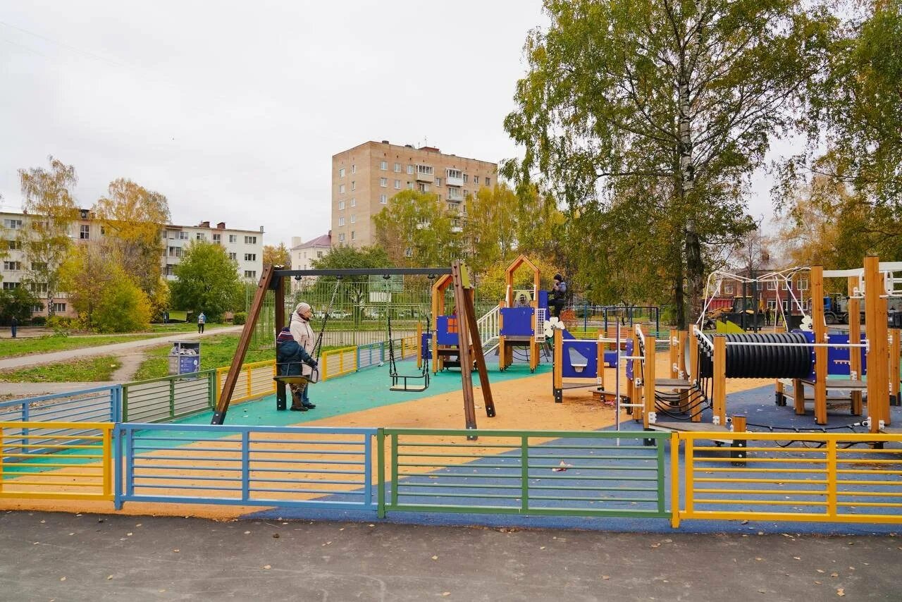 Кузьминки фото двор москва. Новая детская площадка ул. Район лефортово площадки во дворах для детей. Городской двор. Благоустроенные дворы москва.