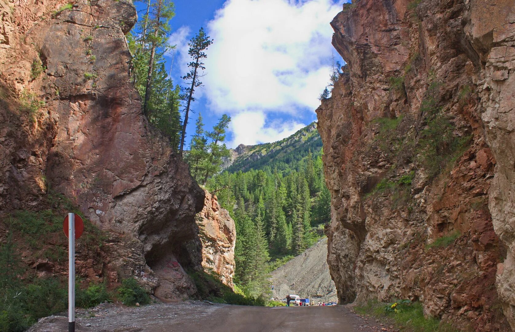 красные ворота улаган алтай. красные ворота ущелье горный алтай. красные ворота горный алтай. скала красные ворота горный алтай. красные ворота алтай акташ.