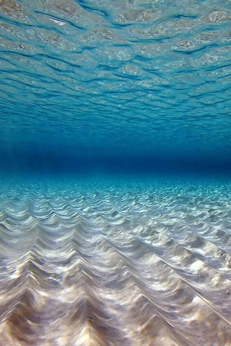 Как выглядит морская вода. Море вода. песчаное дно океана. подводные волны. море под водой.