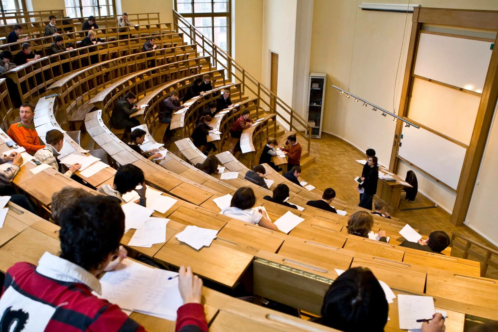 Мгу успеваемость. Студенческая аудитория амфитеатр МГУ. Университетская аудитория амфитеатр. Аудитория ББА биофак МГУ. Большая Лекционная аудитория МГУ.