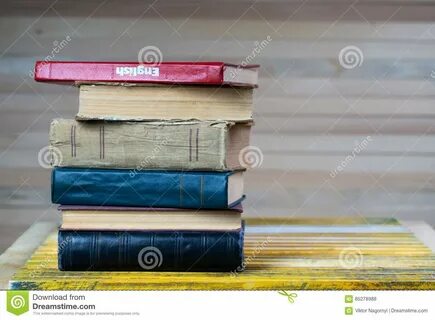 Книга на столе на английском