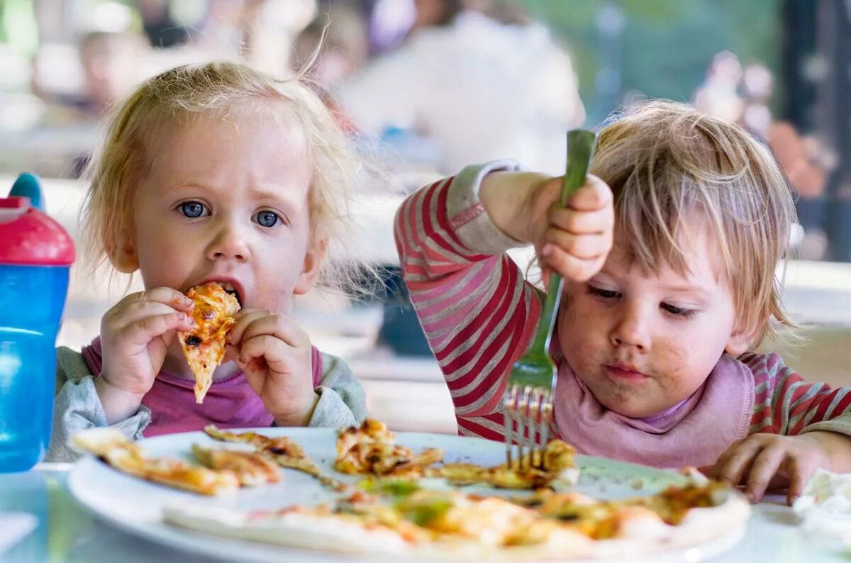 Дети за столом. Ребенок завтракает. Ребенок ест с аппетитом. Дети едят в детском саду. Включи малыши едят