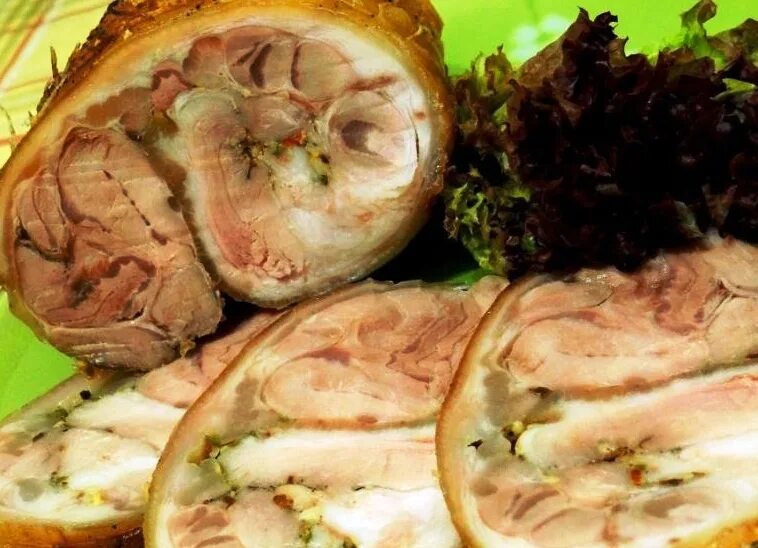 Как вкусно приготовить рулет из рульки. Мясной рулет из рульки свиной. рулет из свиной рульки. рулет изсвинной рульки. руперт из рульки свиной.