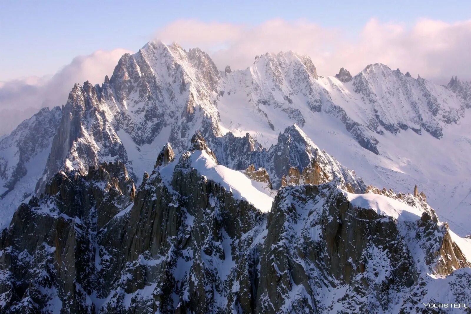 Какая самая высокая точка европы. Шамони Монблан горы. Франция Альпы Монблан. Шамони Мон-Блан в Альпах, гора Монблан. , Горная вершина Монблан Франция.