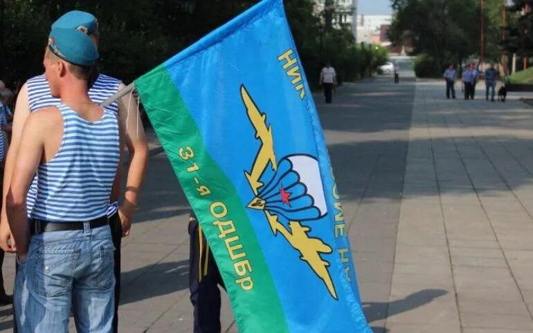 ВДВ И полиция. ВДВ полицейский. День ВДВ Хакасия. Десантник в полицейской форме. Задержанный десантник