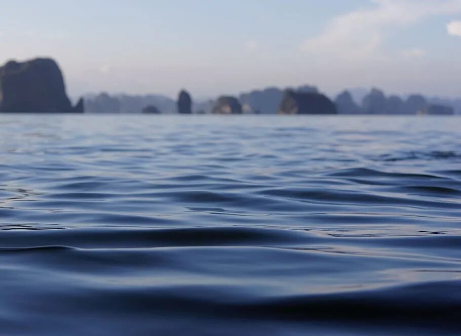 Стала спокойнее вода. Спокойная вода у берега. Волны на озере. Контрастные волны на озере. Океан рябь.