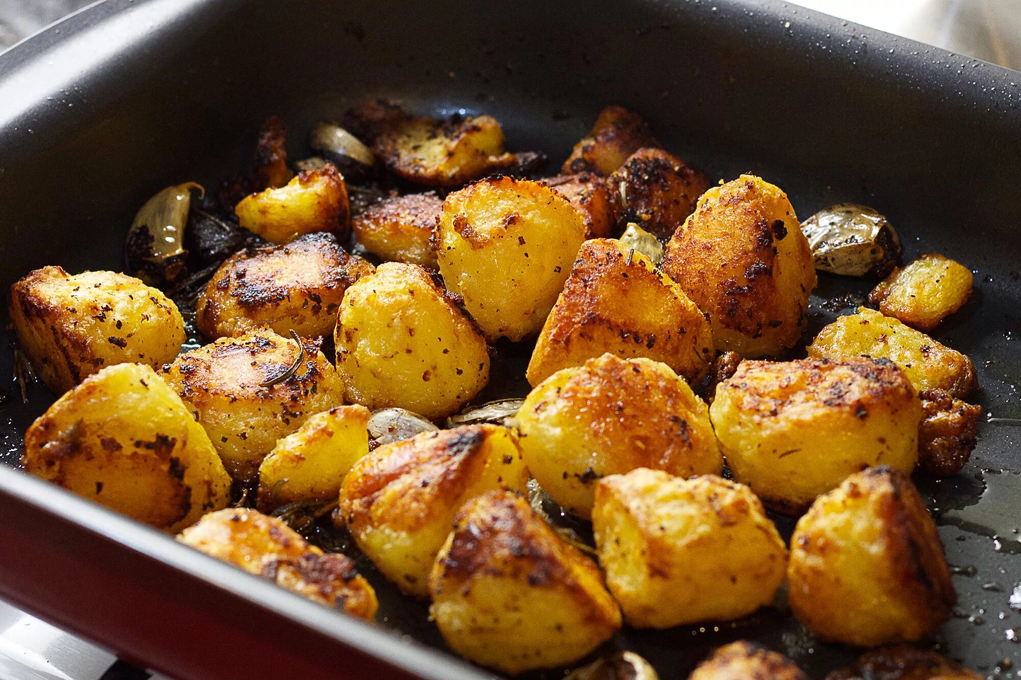 Картошка в духовке. Печеный картофель. Картошка в духовке запеченная. Жареная картошка в духовке.